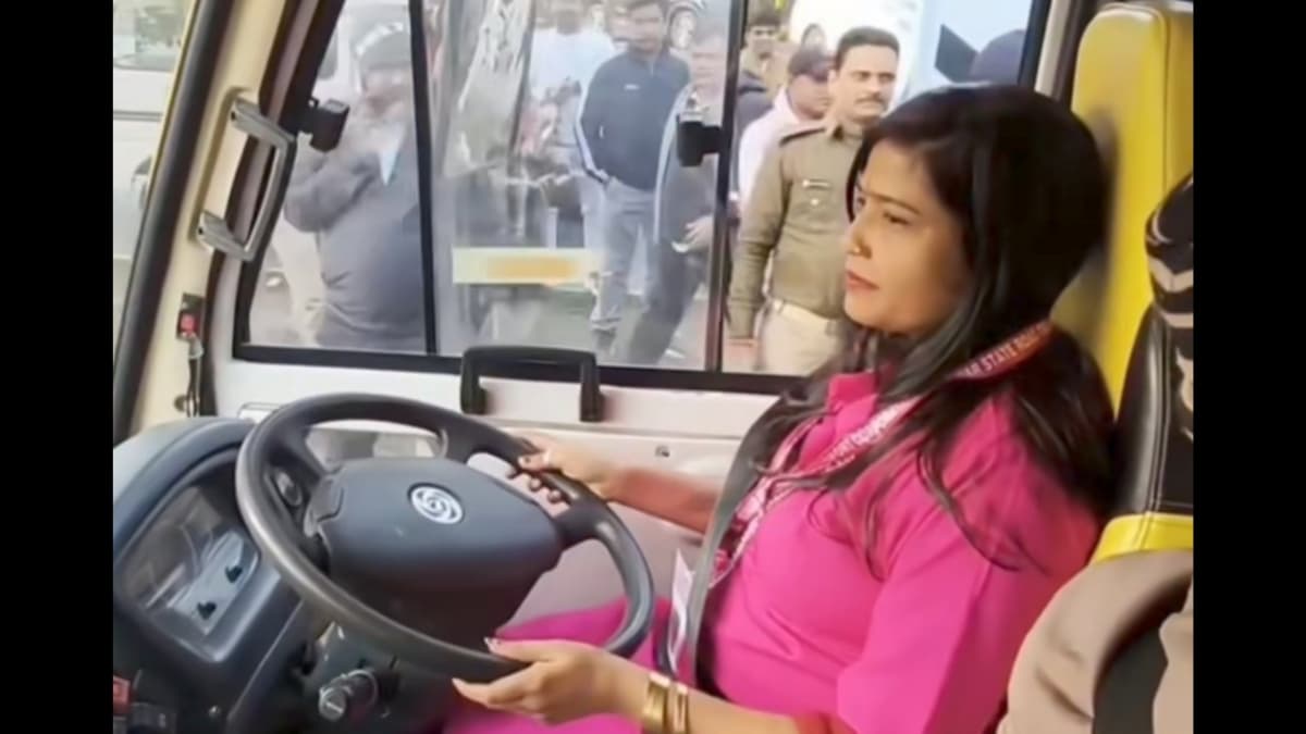 बिहार में पिंक बस सेवा के तहत महिला ड्राइवर बस चलाती हुई